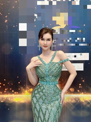 Ngoài nghề diễn, Hương Giang còn là một MC truyền hình duyên dáng.