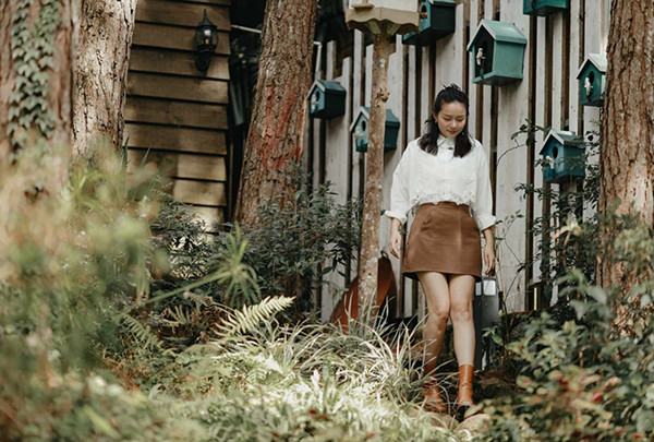 Đăng ảnh mới, cựu người mẫu sinh năm 1988 còn khéo khoe hạnh phúc với chồng đại gia hơn 26 tuổi khi nhắn nhủ: "Nhớ em không chồng yêu".