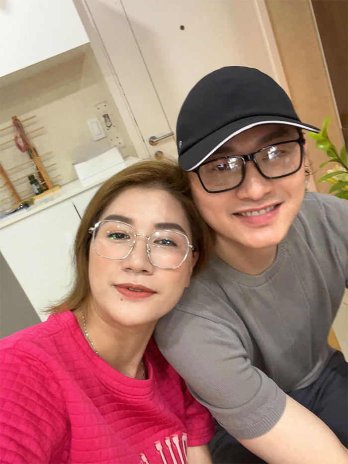 Theo chia sẻ của Trang Trần, cô và Louis đã đăng ký kết hôn từ tháng 11/2021. Tuy nhiên do dịch bệnh COVID-19 và bận một số công việc nên đến nay cặp đôi mới tổ chức đám cưới.