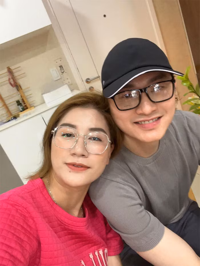 Theo chia sẻ của Trang Trần, cô và Louis đã đăng ký kết hôn từ tháng 11/2021. Tuy nhiên do dịch bệnh COVID-19 và bận một số công việc nên đến nay cặp đôi mới tổ chức đám cưới.