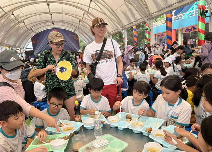 Hai vợ chồng Trang Trần đưa con gái đi chơi với lớp. Louis Trần lúc nào cũng quan tâm và chăm sóc con gái hết mực mỗi khi về Việt Nam nên bé Kiến Lửa rất quấn bố.