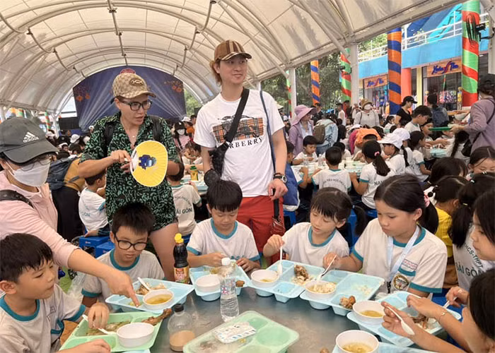 Hai vợ chồng Trang Trần đưa con gái đi chơi với lớp. Louis Trần lúc nào cũng quan tâm và chăm sóc con gái hết mực mỗi khi về Việt Nam nên bé Kiến Lửa rất quấn bố.