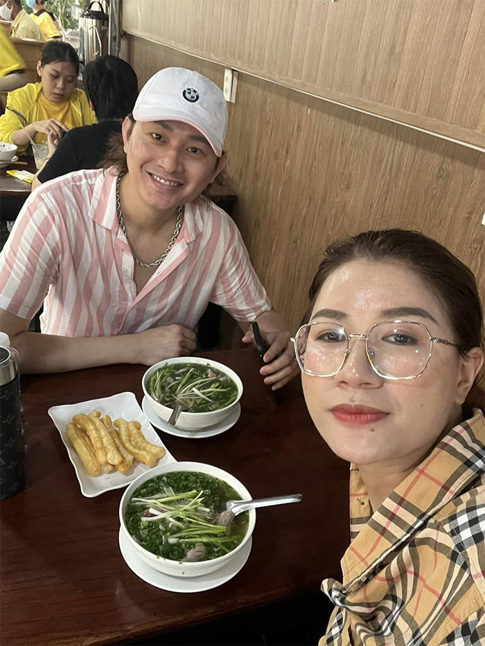 Vợ chồng Trang Trần thường xuyên liên lạc với nhau qua facetime.