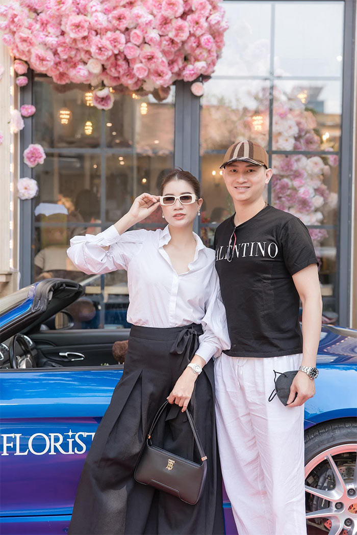  Trang Trần và chồng Việt kiều quen nhau trong các chuyến thiện nguyện giúp đỡ những mảnh đời khó khăn.