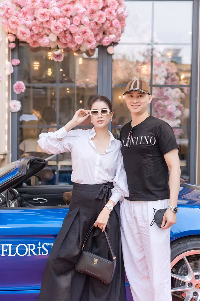  Trang Trần và chồng Việt kiều quen nhau trong các chuyến thiện nguyện giúp đỡ những mảnh đời khó khăn.