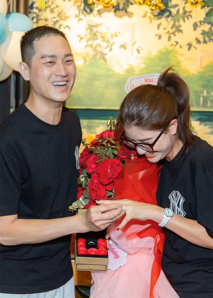 Nhiều lần Louis muốn đón vợ con sang Mỹ sinh sống nhưng Trang Trần muốn ở lại Việt Nam để kiếm tiền.