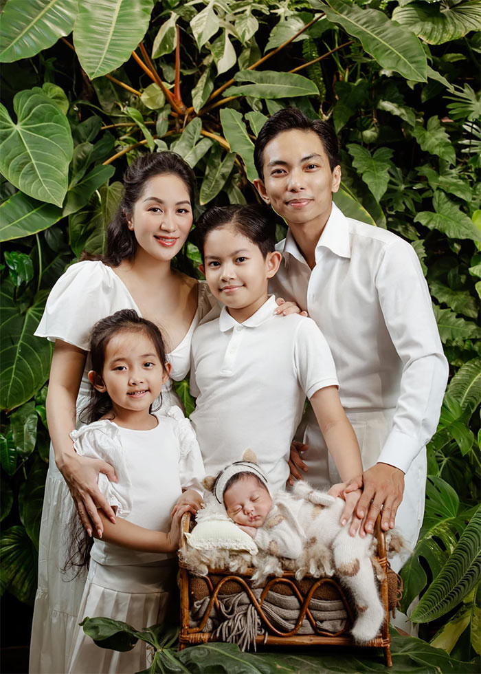 Nhân dịp đầy tháng con gái út, Khánh Thi - Phan Hiển cùng ba con chụp một bộ ảnh kỷ niệm tại studio.