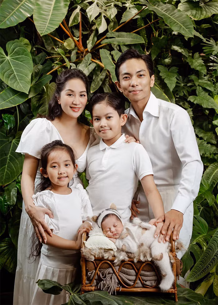 Khanh Thi - Phan Hien khoe bo anh gia dinh dip day thang gai ut