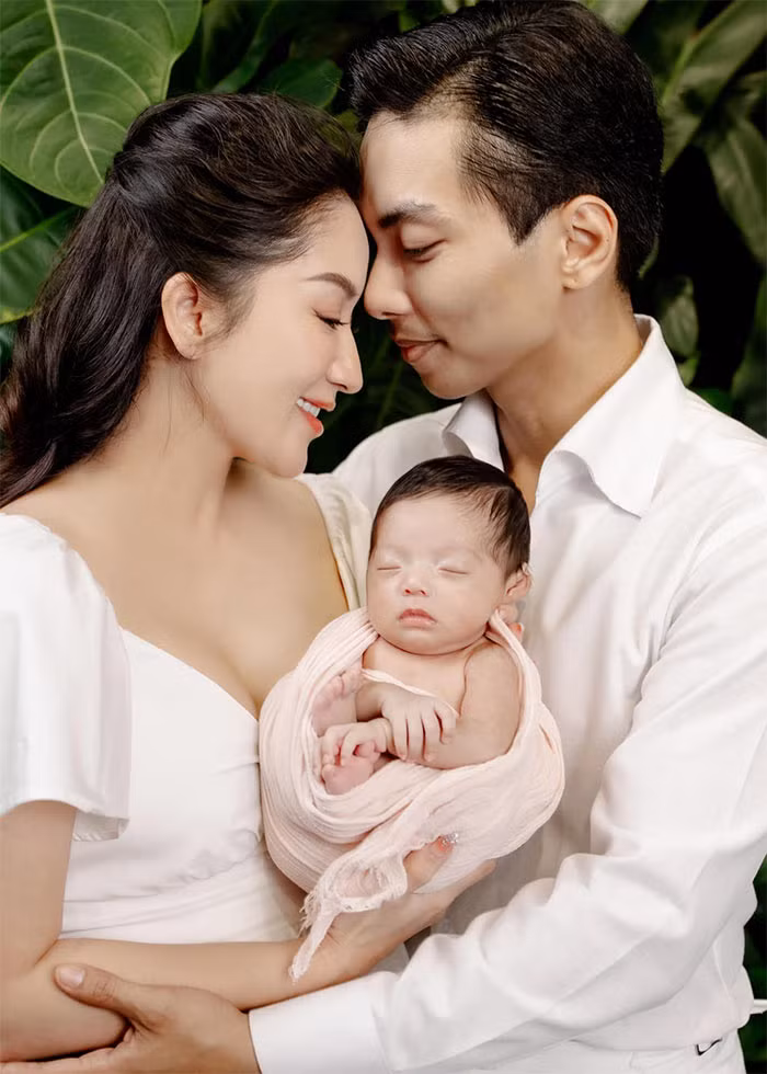 Con gái út của cặp đôi có tên ở nhà là Lisa, mà theo giải thích của họ là: "Con gái của ba mẹ tên ở nhà là Lisa. Lisa là tên rất đặc biệt vì anh Kubi và chị Anna rất thích Blackpink. Anh Kubi xin ba mẹ đặt tên cho con là Lisa, ba mẹ thấy hay và gọi con là Lisa".