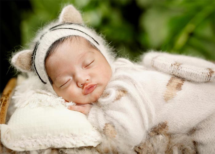 Cô bé Lisa có khuôn mặt giống mẹ Khánh Thi hơn là bố Phan Hiển. Còn hai anh chị lớn thì có nhiều nét giống bố hơn.