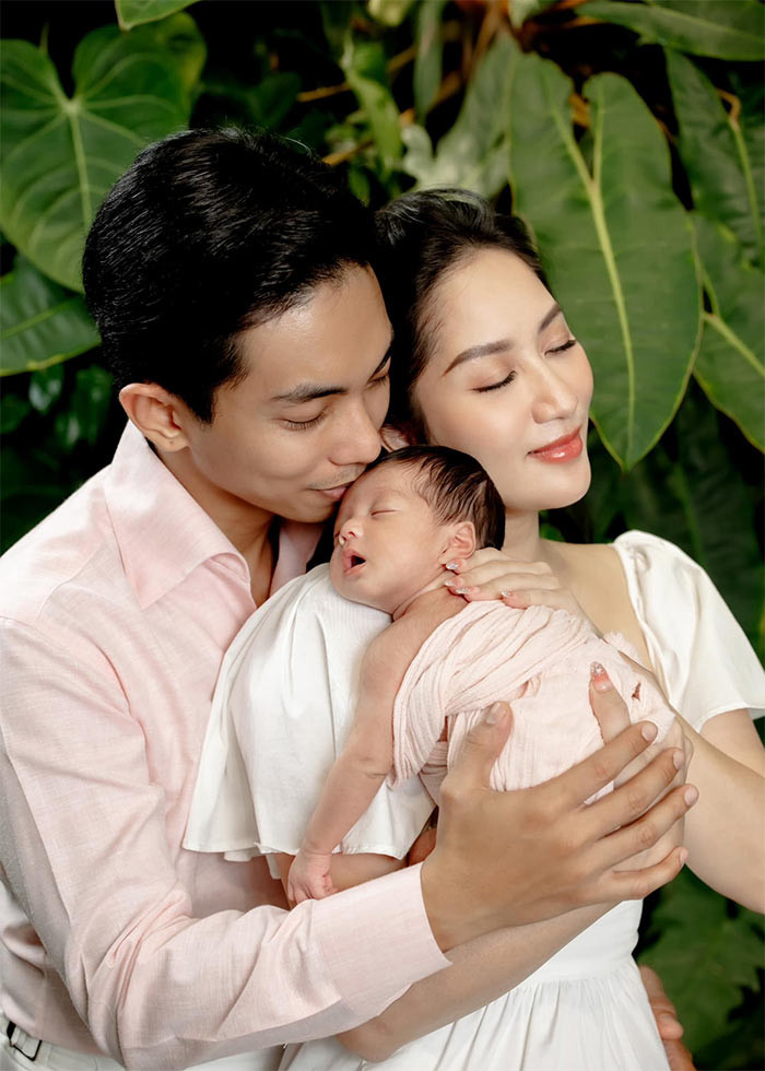 Ở tuổi 41, mang thai lần thứ ba nhưng Khánh Thi vẫn năng nổ với nhiều công việc từ giảng dạy tới bán hàng online.