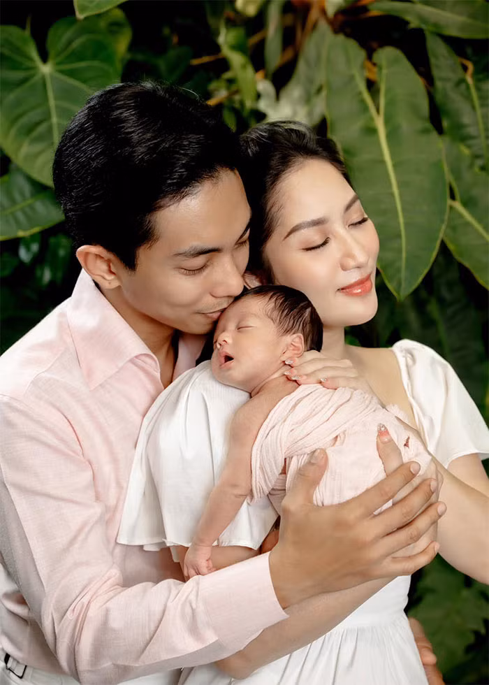 Ở tuổi 41, mang thai lần thứ ba nhưng Khánh Thi vẫn năng nổ với nhiều công việc từ giảng dạy tới bán hàng online.