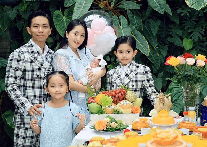 Gia đình hạnh phúc đủ nếp, tẻ của Khánh Thi - Phan Hiển.