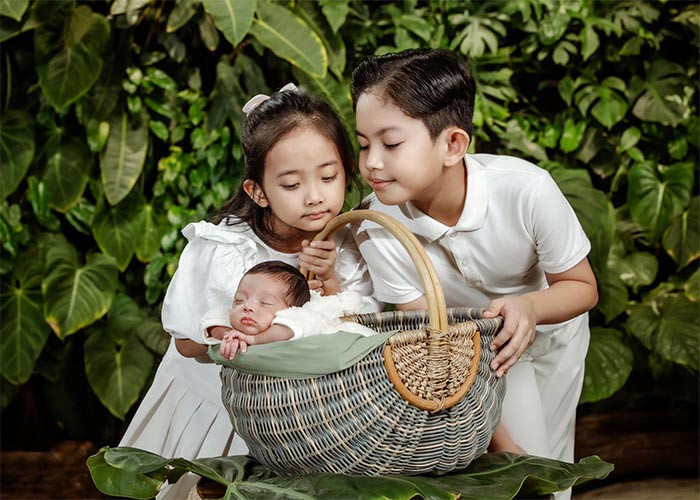 "Hôm nay là ngày đầy tháng của con, chào mừng con đã xuất hiện như một món quà của Chúa trời ban tặng cho cả gia đình. Ba mẹ cảm ơn con, con cùng với anh Kubi, Anna luôn là sự kết nối yêu thương cho cả gia đình, gắn kết cả ba mẹ...", Khánh Thi, Phan Hiển viết trên trang cá nhân.