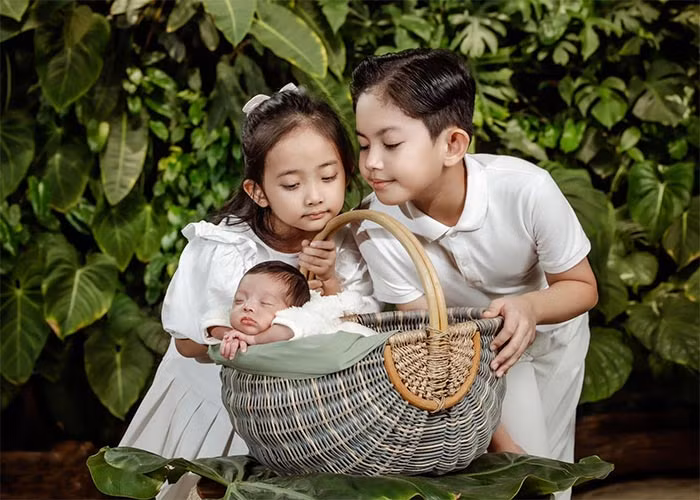 "Hôm nay là ngày đầy tháng của con, chào mừng con đã xuất hiện như một món quà của Chúa trời ban tặng cho cả gia đình. Ba mẹ cảm ơn con, con cùng với anh Kubi, Anna luôn là sự kết nối yêu thương cho cả gia đình, gắn kết cả ba mẹ...", Khánh Thi, Phan Hiển viết trên trang cá nhân.