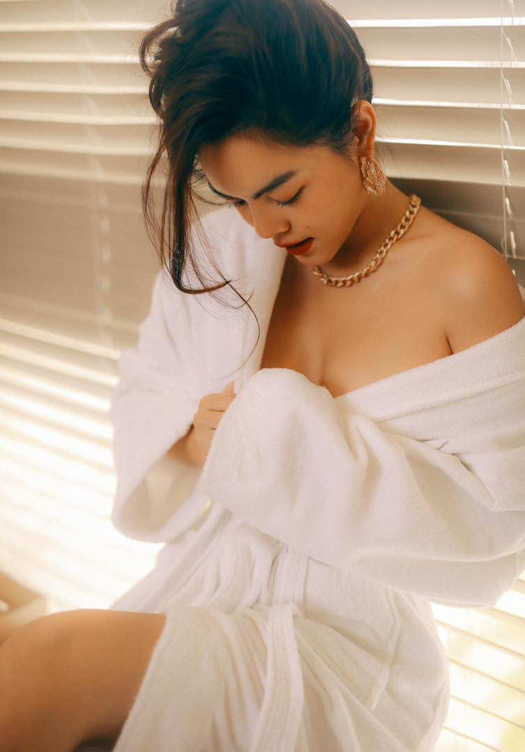 Mới đây nhất, giọng ca "Bụi bay vào mắt" tung bộ ảnh cực gợi cảm với áo choàng, thả dáng nóng bỏng trong bồn tắm.