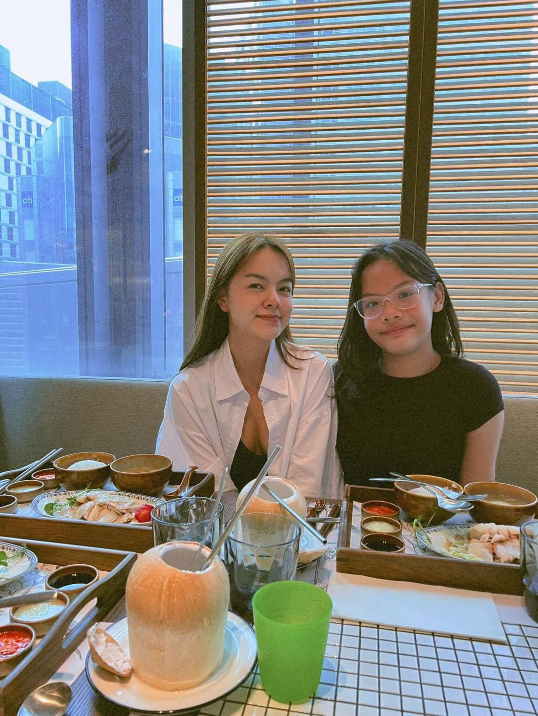 Con gái đầu đã cao lớn hơn mẹ, thế nhưng Phạm Quỳnh Anh thì lại ngày càng trẻ.