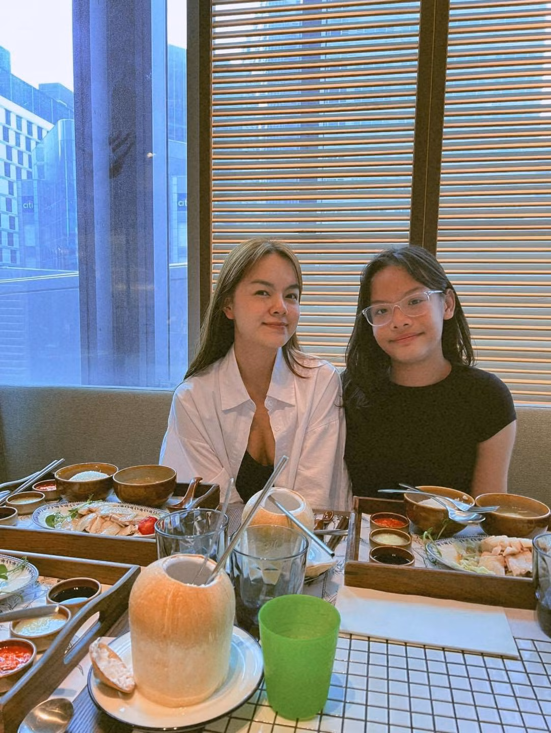 Con gái đầu đã cao lớn hơn mẹ, thế nhưng Phạm Quỳnh Anh thì lại ngày càng trẻ.