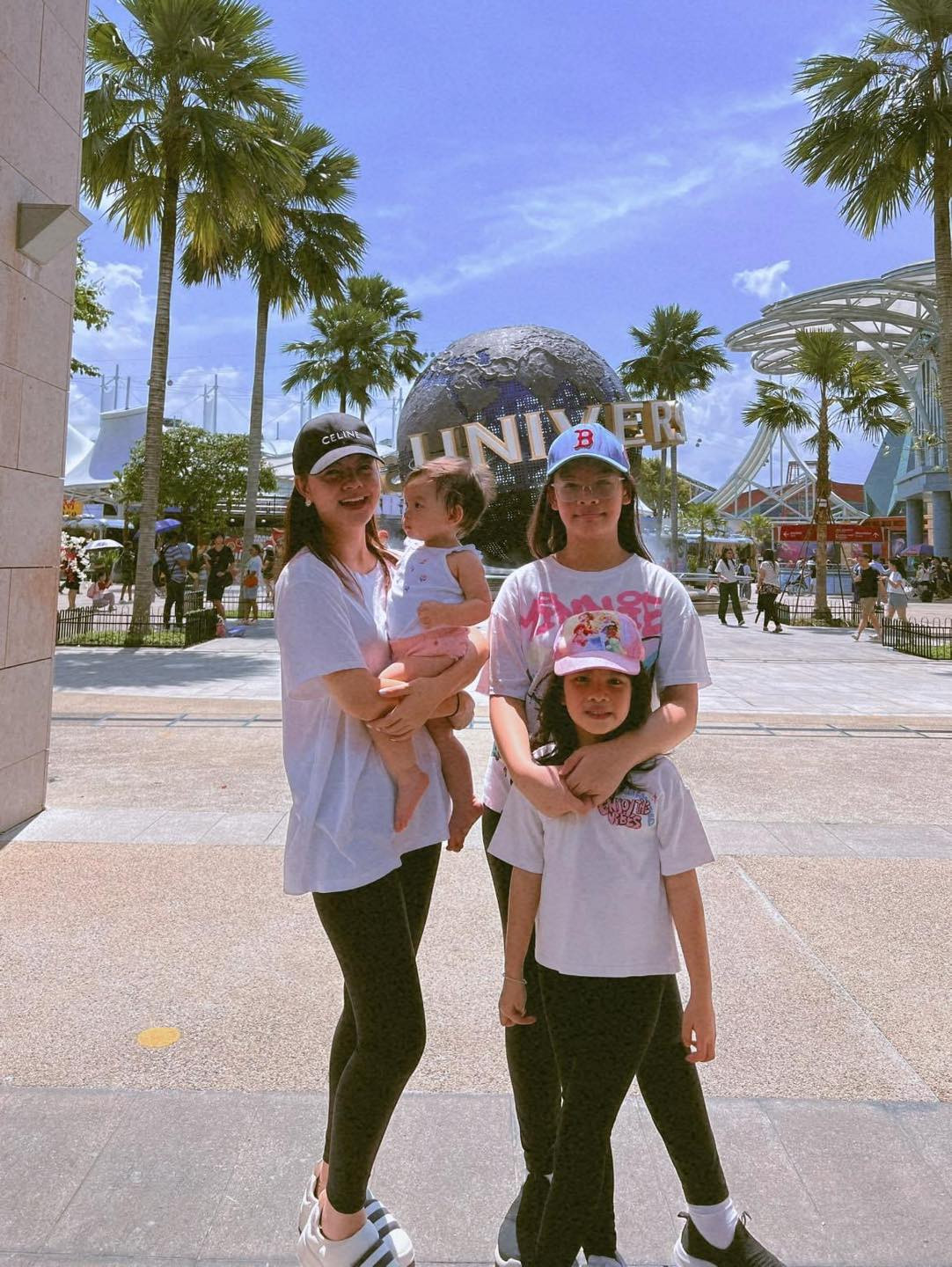 Cô dành nhiều thời gian bên các con dù bận rộn cho sự trở lại với ca hát thời gian gần đây.