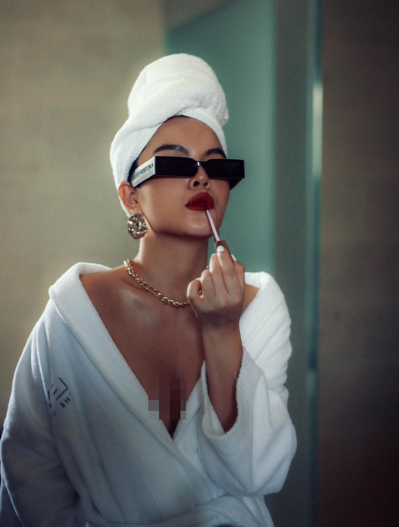 Phạm Quỳnh Anh hóa quý cô sành điệu với phụ kiện mắt kính, bông tai, dây chuyền,...