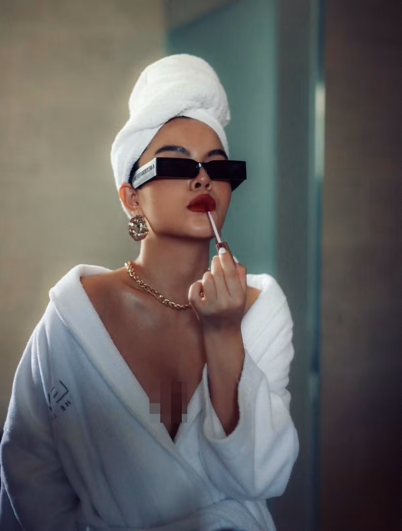 Phạm Quỳnh Anh hóa quý cô sành điệu với phụ kiện mắt kính, bông tai, dây chuyền,...