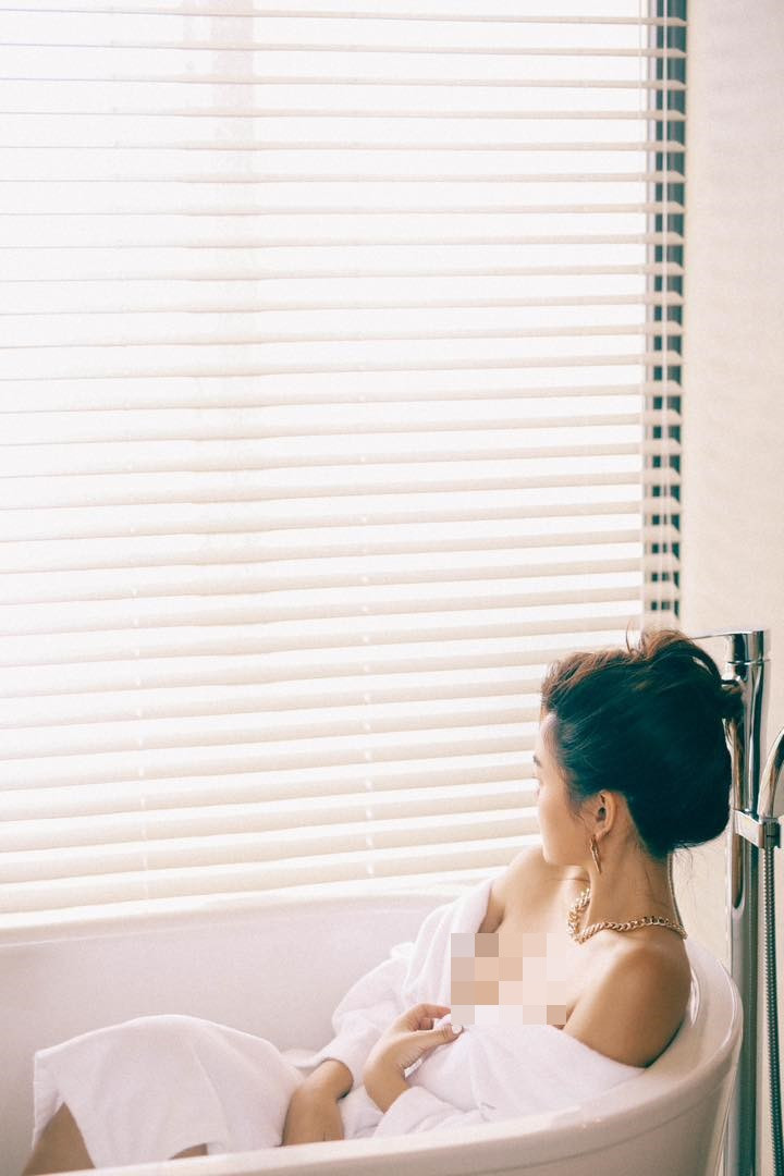 Một năm sau sinh nở, "mẹ bỉm" 3 con chăm khoe vòng một đẹp mắt và săn chắc với những thiết kế khoét cổ sâu.