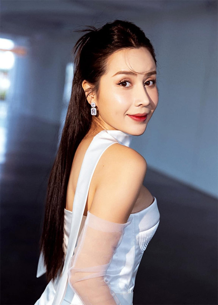 Sống mũi cao và thon gọn khiến khuôn mặt của Lưu Hương Giang khác lạ và trẻ trung hơn.