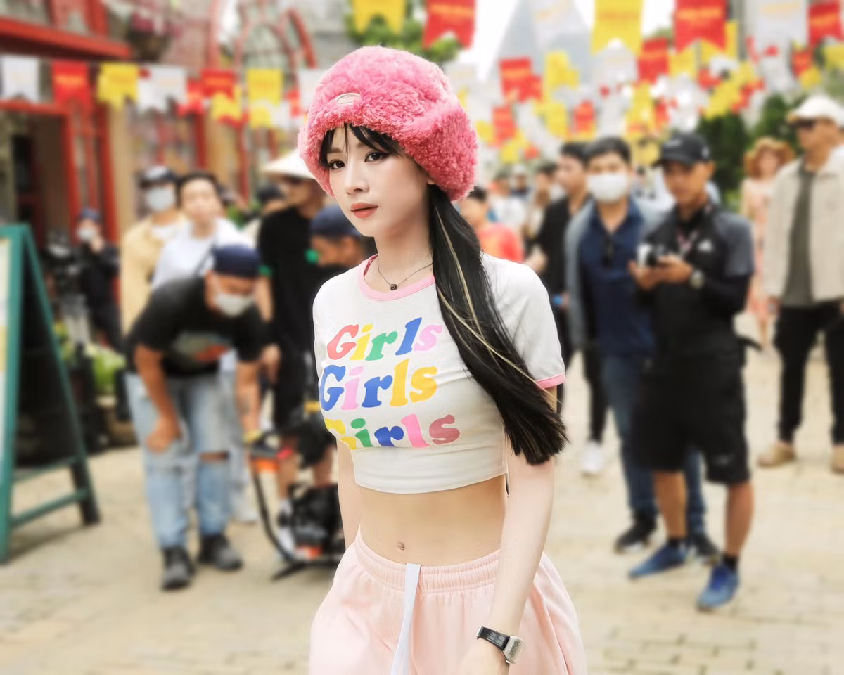 Nữ DJ quê Đà Nẵng chuộng áo croptop, quần cạp trễ khoe triệt để vòng eo con kiến.