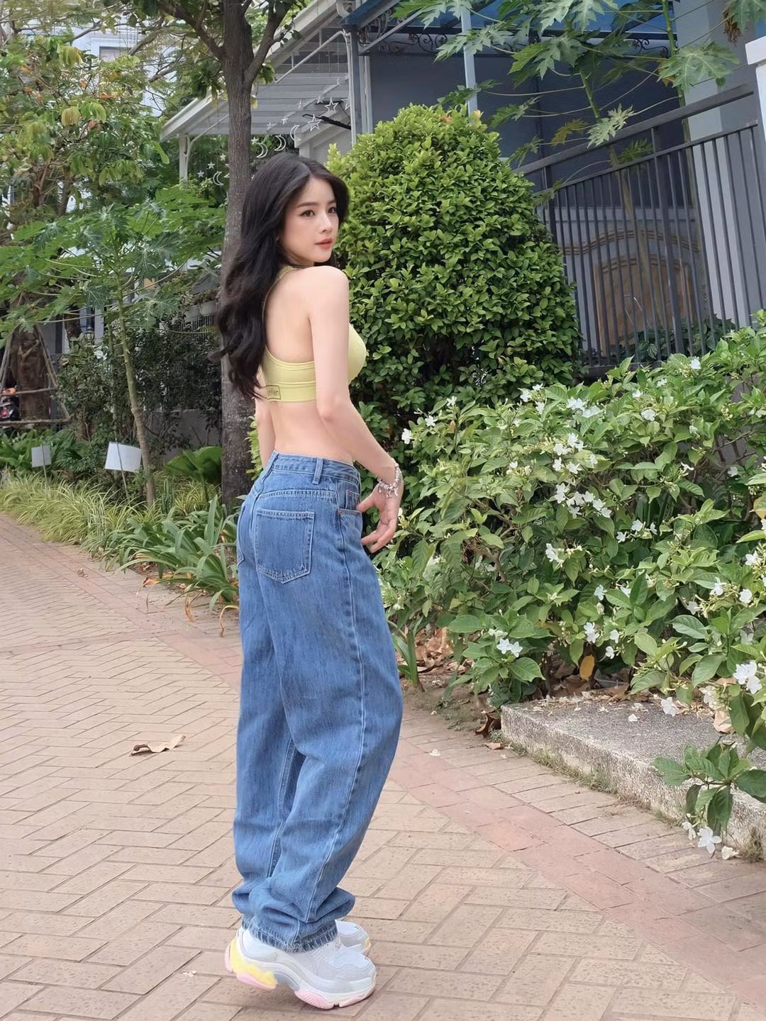 Từng được mệnh danh là "nữ DJ mặc kín nhất Việt Nam", Mie gần đây theo đuổi phong cách sexy khoe đường cong táo bạo.