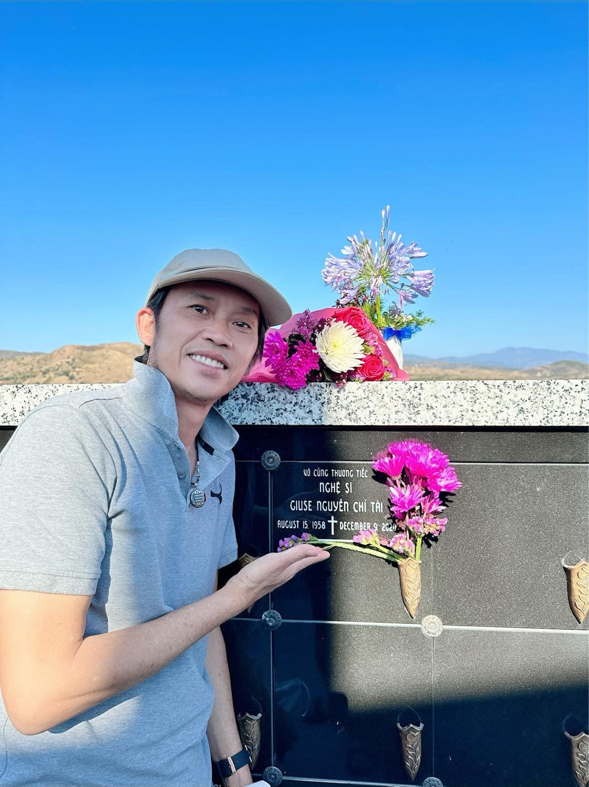 Ca sĩ Phương Loan chia sẻ hình ảnh nghệ sĩ Hoài Linh mỗi lần anh tới dâng hoa và viếng thăm mộ nghệ sĩ Chí Tài.