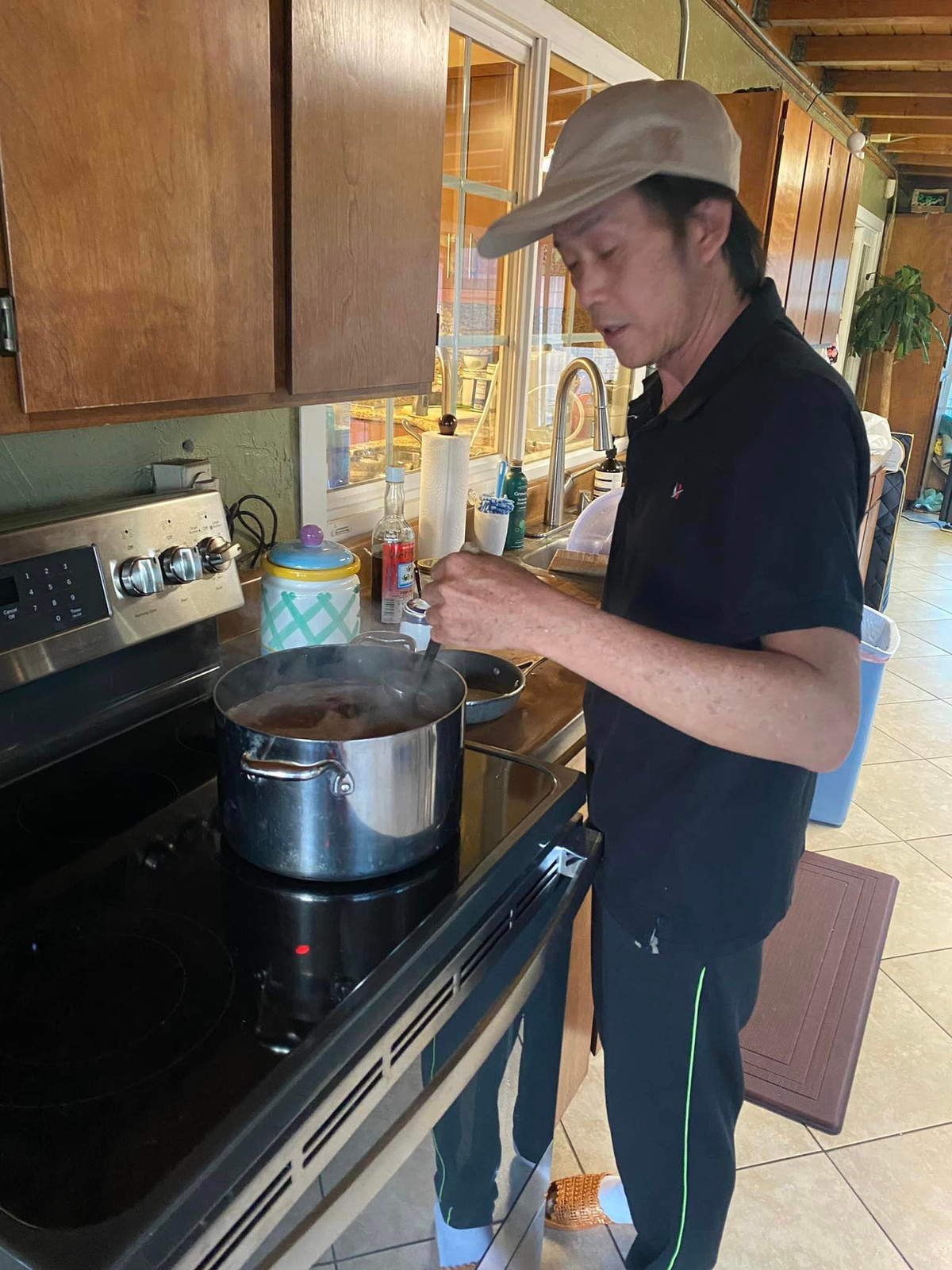 Anh còn đích thân vào bếp nấu món ăn sở trường đậm chất Việt Nam để tặng cho ca sĩ Phương Loan.