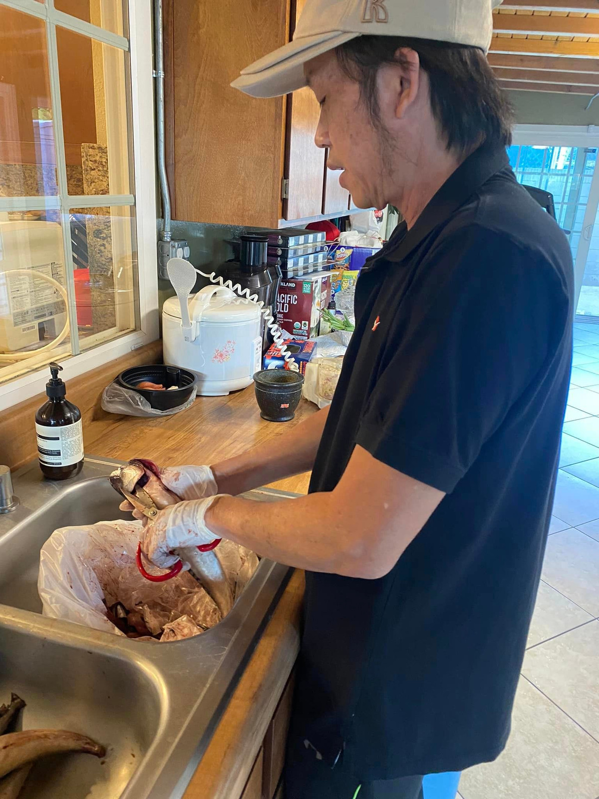 Danh hài Hoài Linh sang thăm gia đình cố nghệ sĩ Chí Tài mỗi khi có dịp sang Mỹ.