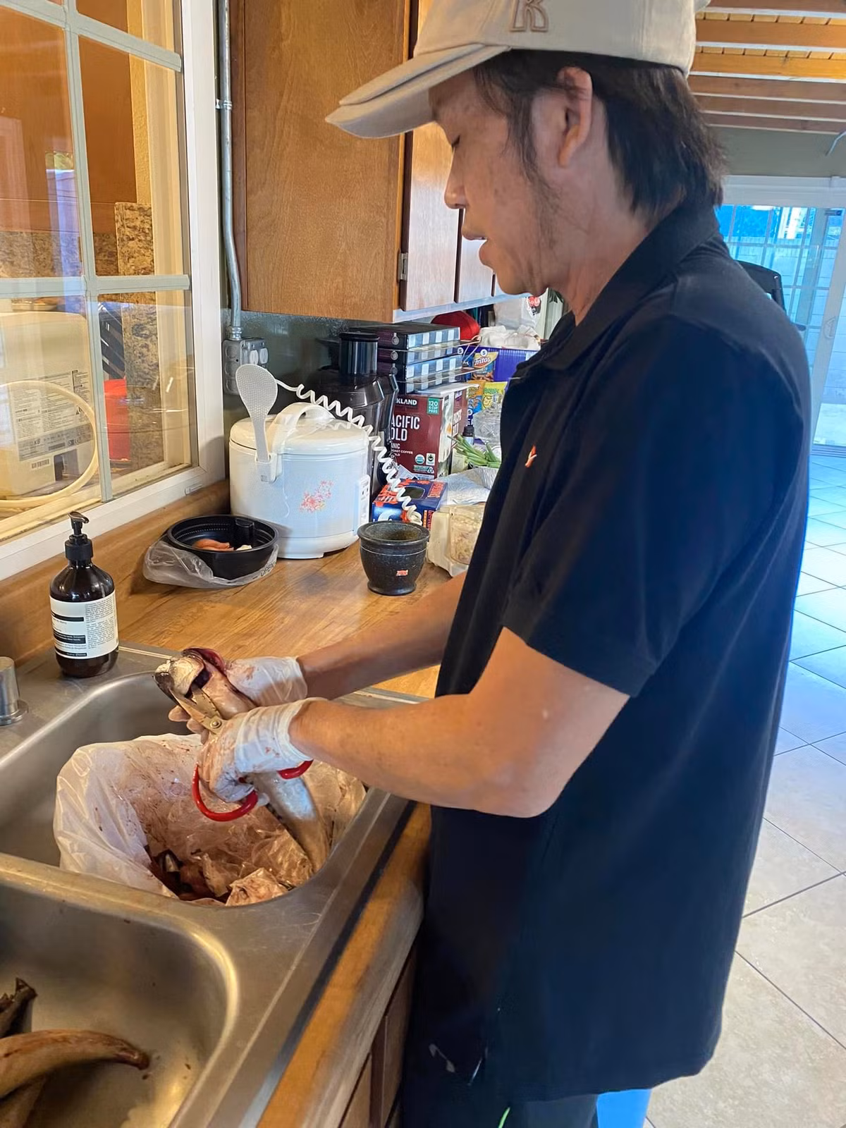 Danh hài Hoài Linh sang thăm gia đình cố nghệ sĩ Chí Tài mỗi khi có dịp sang Mỹ.