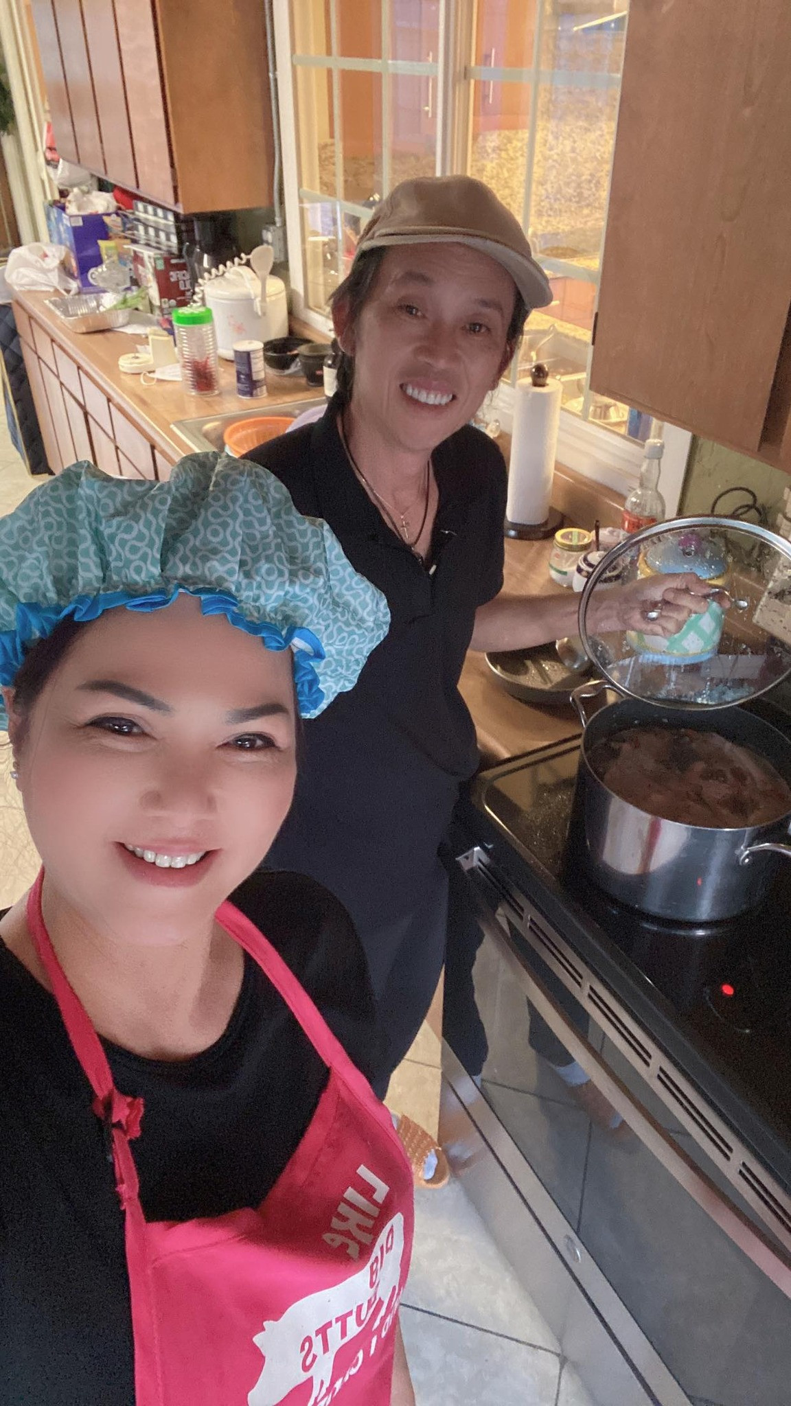 Ở tuổi 54, Hoài Linh sống lặng lẽ và kín tiếng sau ồn ào từ thiện. Danh hài dành thời gian làm vườn.