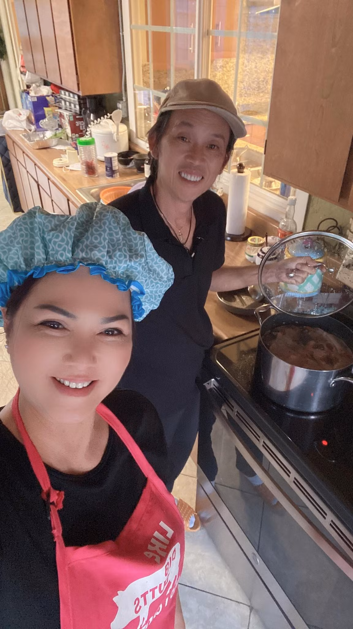 Ở tuổi 54, Hoài Linh sống lặng lẽ và kín tiếng sau ồn ào từ thiện. Danh hài dành thời gian làm vườn.