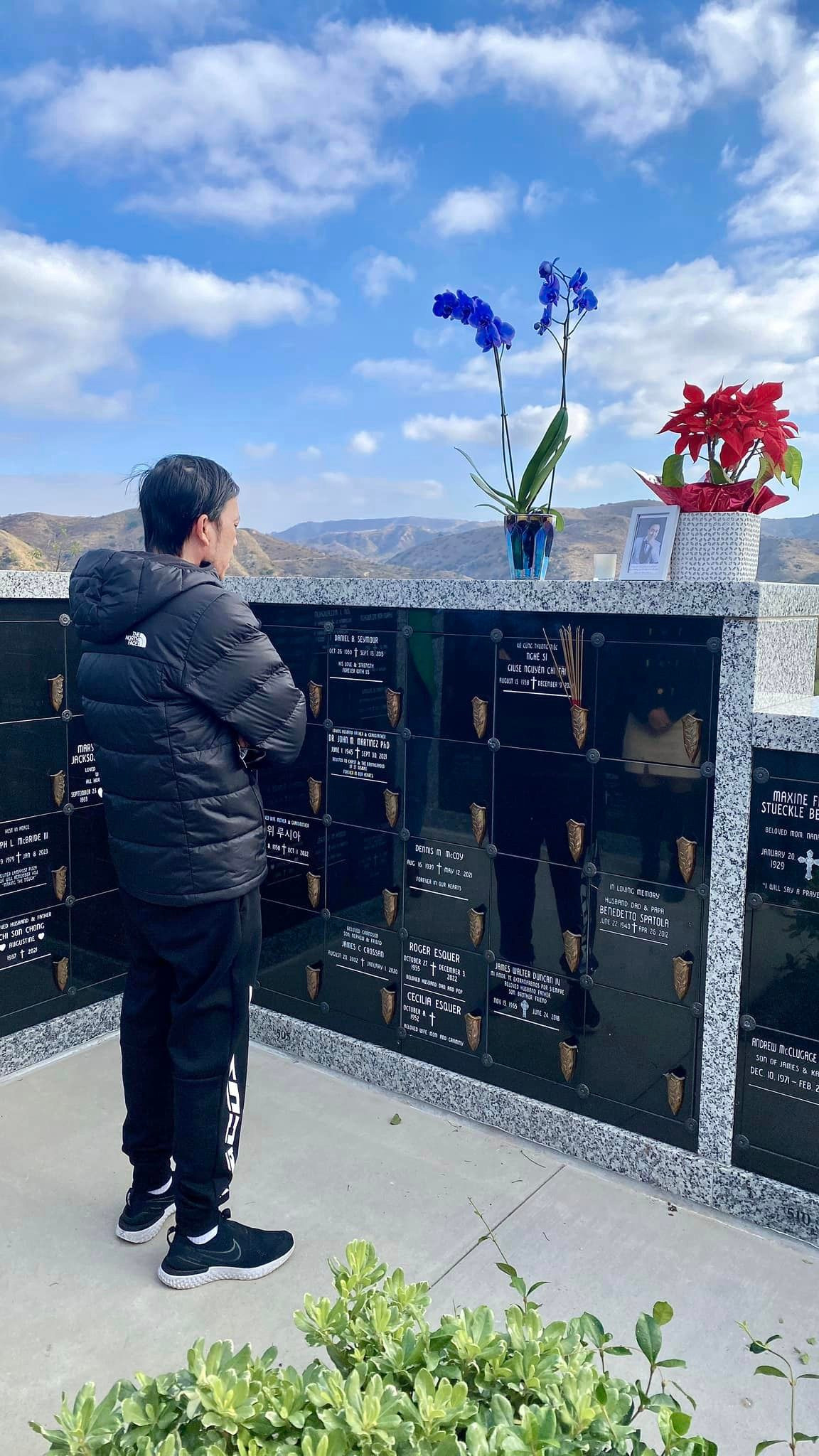 Hoài Linh trầm tư trước mộ của người bạn thân quá cố. So với trước kia, nam nghệ sĩ sinh năm 1969 trông trẻ ra, gương mặt có đôi chút khác lạ.