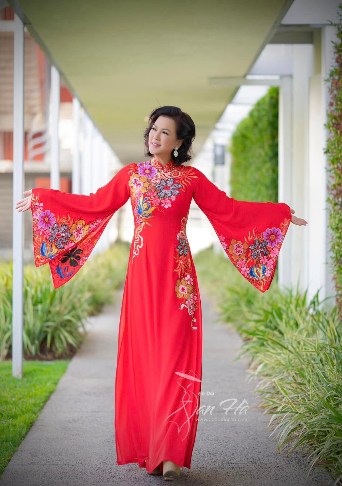 Có những người thân thiết như Hoài Linh luôn bên cạnh ủng hộ tinh thần giúp bà xã của cố nghệ sĩ Chí Tài cân bằng được cuộc sống sau 3 năm chồng mất. Thời gian gần đây, cô còn tập tành làm Youtube và người mẫu ảnh.