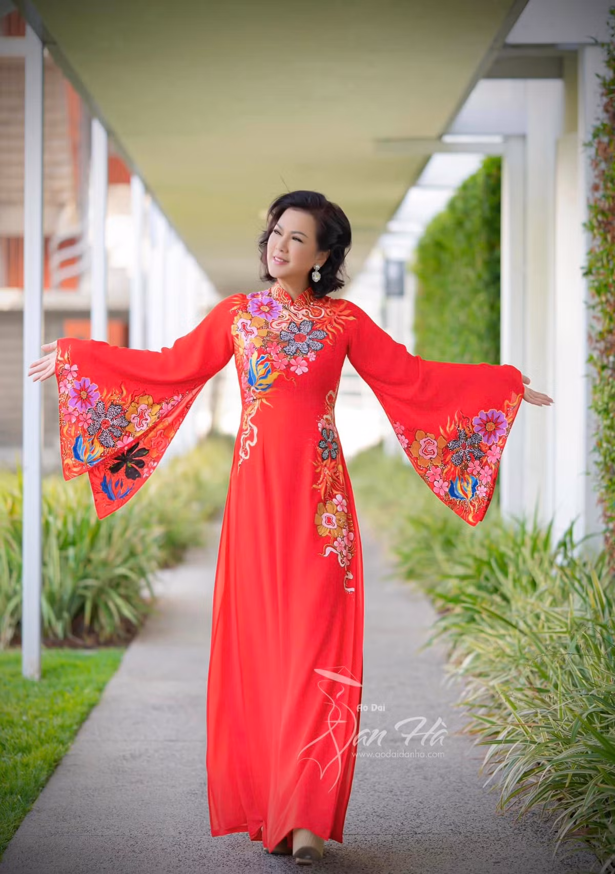 Có những người thân thiết như Hoài Linh luôn bên cạnh ủng hộ tinh thần giúp bà xã của cố nghệ sĩ Chí Tài cân bằng được cuộc sống sau 3 năm chồng mất. Thời gian gần đây, cô còn tập tành làm Youtube và người mẫu ảnh.