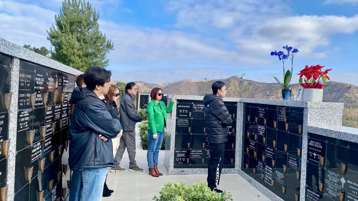 Tới thăm mộ nghệ sĩ Chí Tài, danh hài Hoài Linh ăn vận giản dị, trẻ trung với áo phao, quần thể thao.