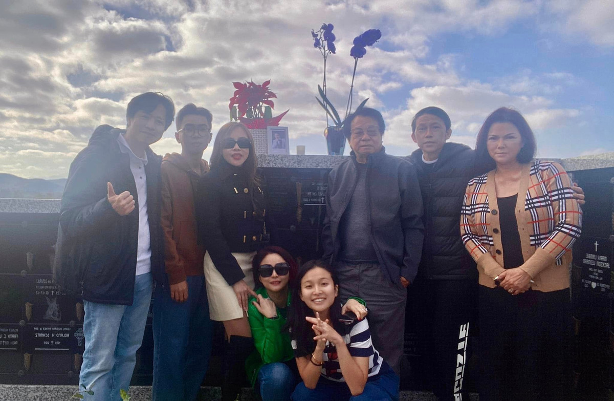 Thời gian qua, mỗi lẫn sang Mỹ thăm gia đình, Hoài Linh có dịp lại đến khu nghĩa trang để thăm viếng người bạn tri kỷ quá cố.