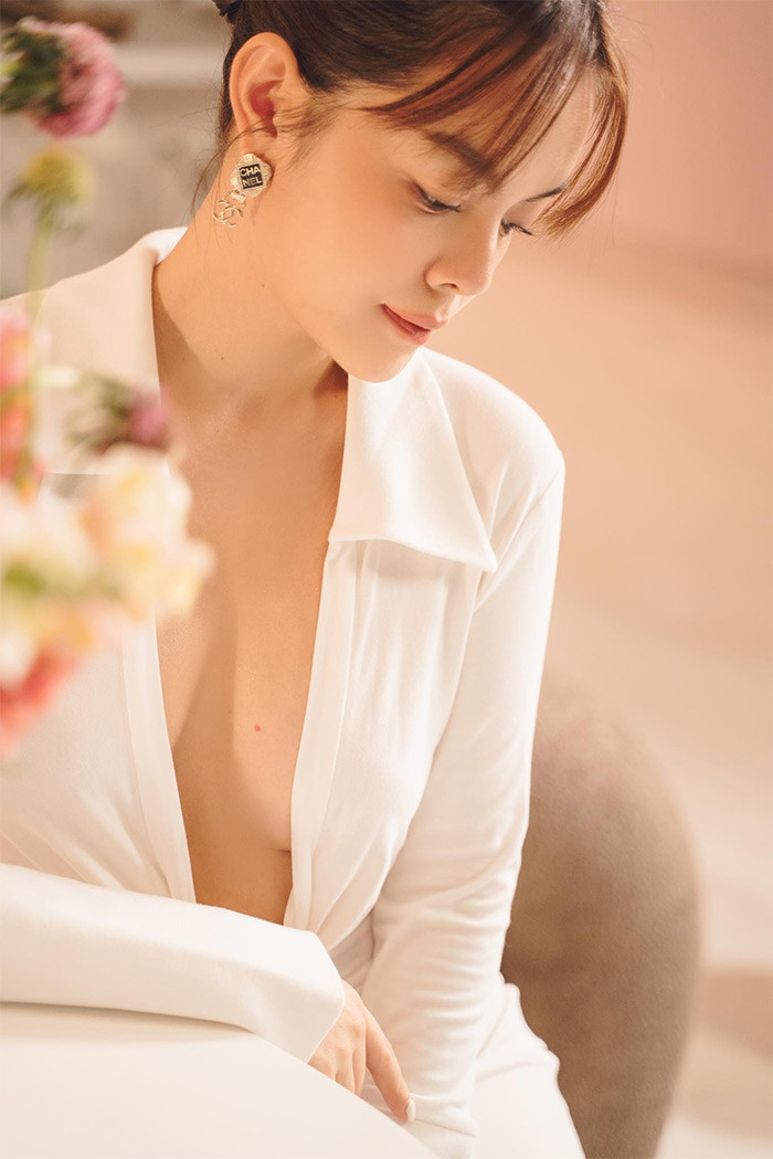 Bà mẹ ba con hững hờ khoe vòng 1 đẹp mắt trong chiếc váy trắng khoét sâu cổ.