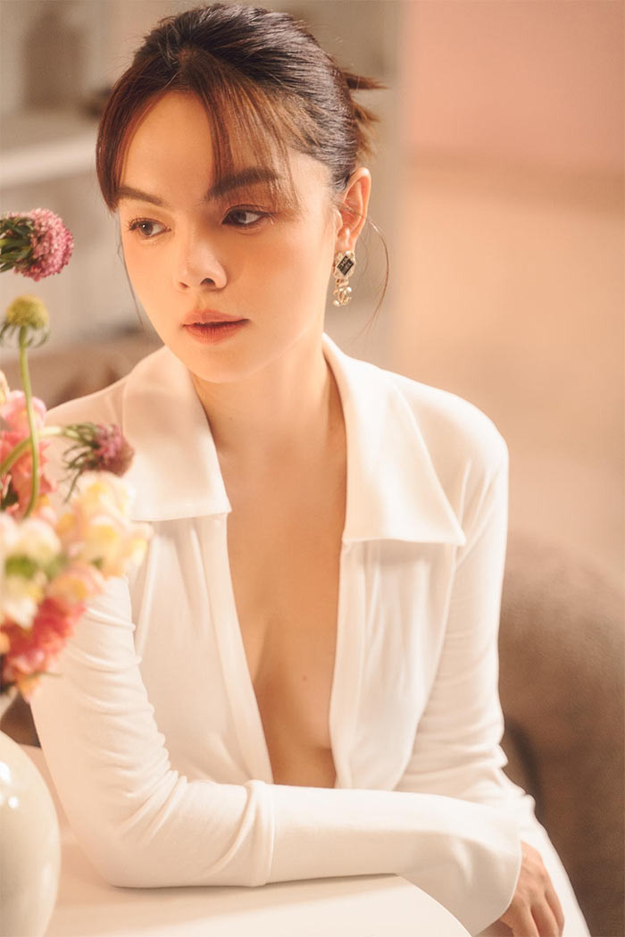 Đã ở tuổi U40 nhưng khuôn mặt của nữ ca sĩ sinh năm 1983 vẫn rất trẻ trung.