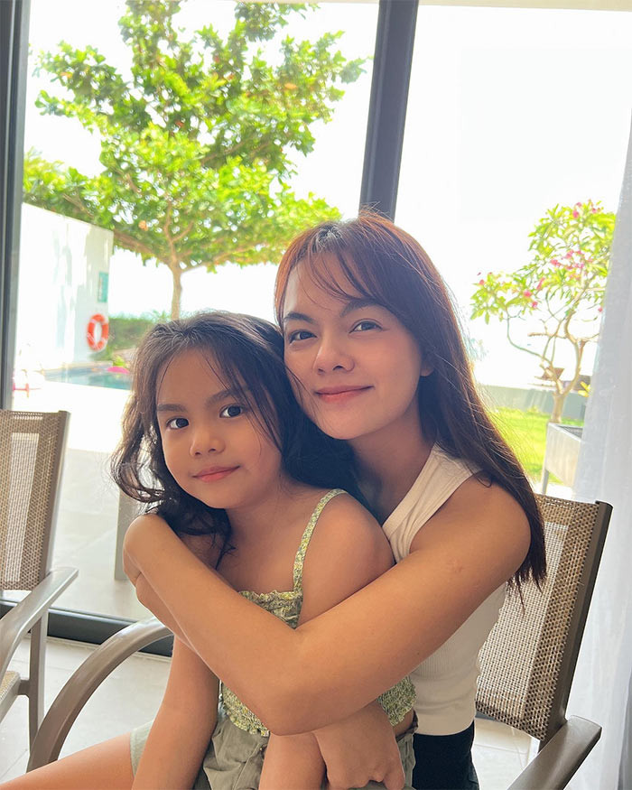 Không cần trang điểm, không trang phục cầu kỳ, ca sĩ Phạm Quỳnh Anh vẫn toát lên vẻ trẻ trung, cuốn hút.