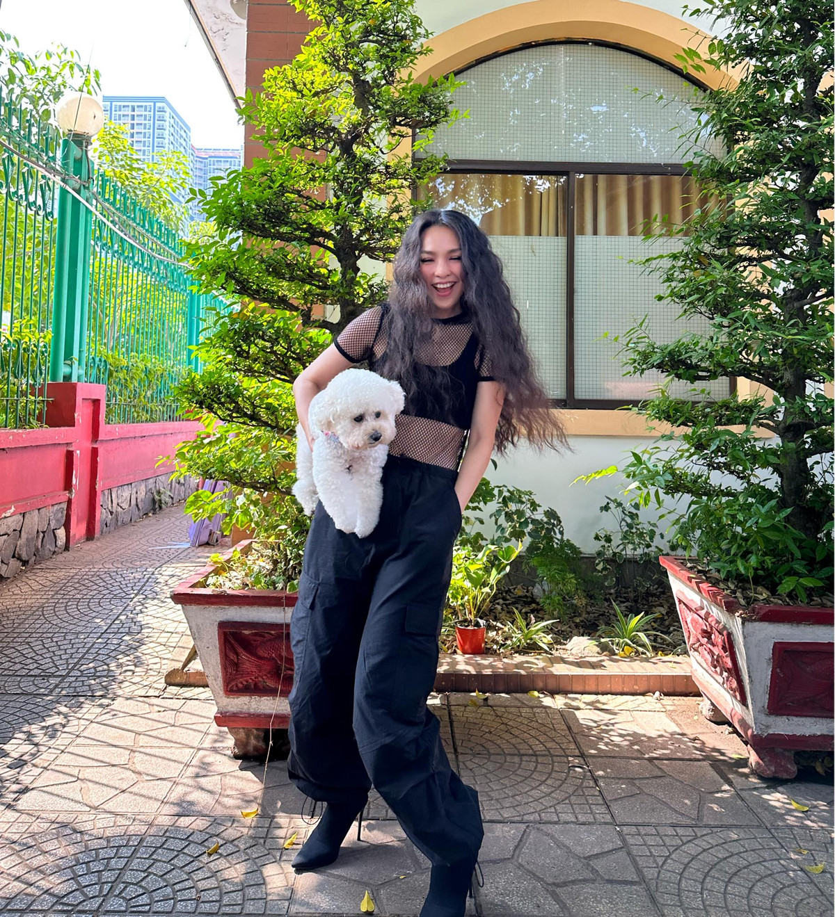 Giọng ca sinh năm 1981 đổi phong cách với mái tóc dài bồng bềnh trông như công chúa tóc mây.