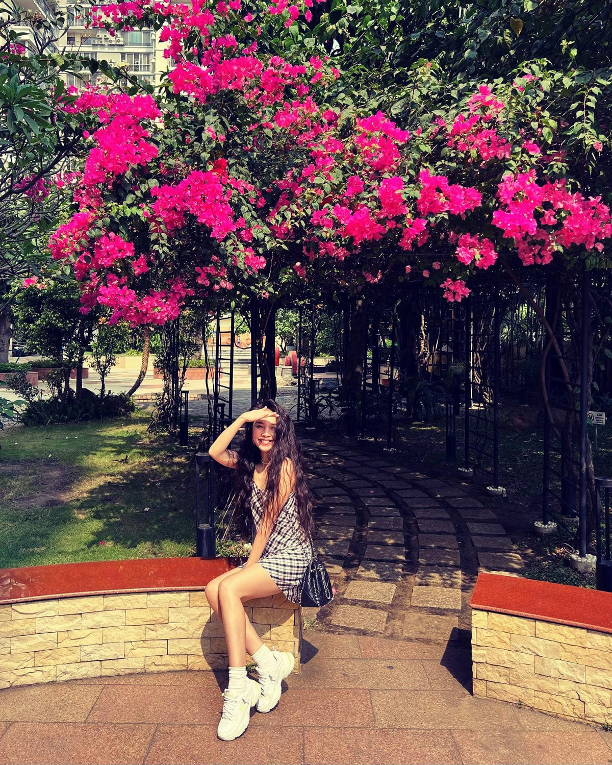 Để giữ được vẻ ngoài trẻ trung, ngoài style "ăn gian" tuổi, "gái một con" Hiền Thục còn rất chăm tập luyện từ yoga, đạp xe, đánh cầu lông...