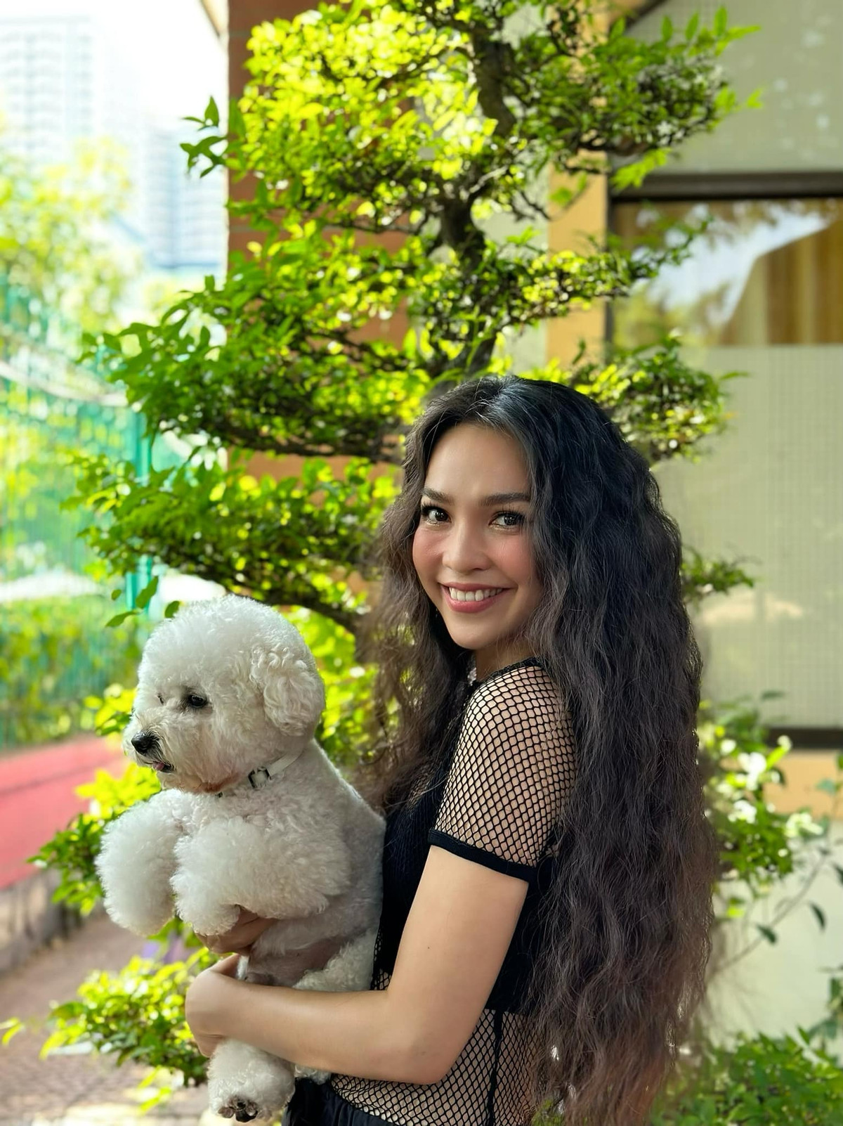 Khoảnh khắc xinh đẹp của Hiền Thục bên thú cưng thu hút hơn 10 nghìn lượt yêu thích.