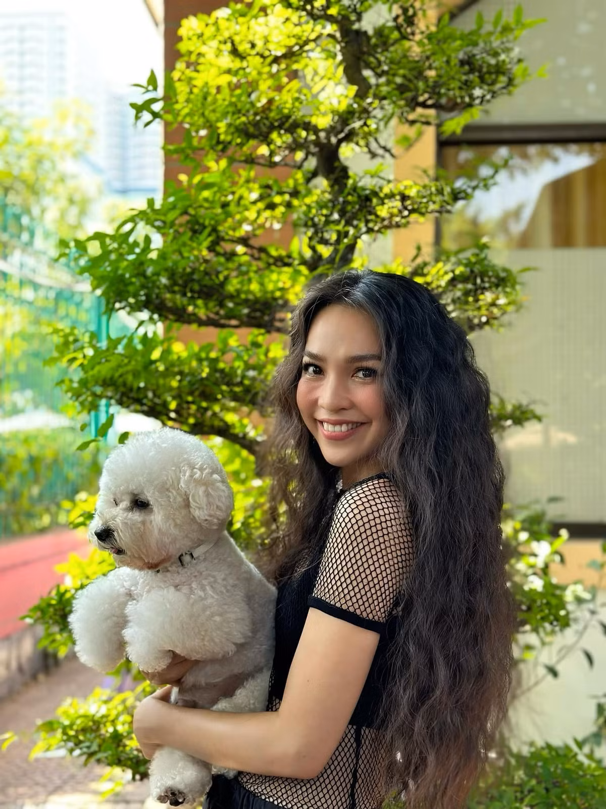 Khoảnh khắc xinh đẹp của Hiền Thục bên thú cưng thu hút hơn 10 nghìn lượt yêu thích.