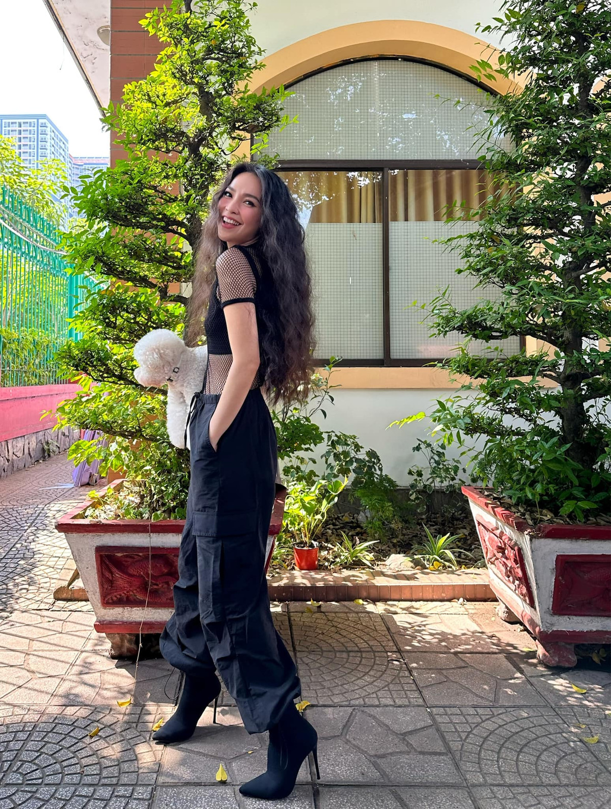 Diện chiếc áo lưới gợi cảm, bà mẹ đơn thân của cô con gái 21 tuổi khoe khéo được vòng eo con kiến đẹp mướt mắt.