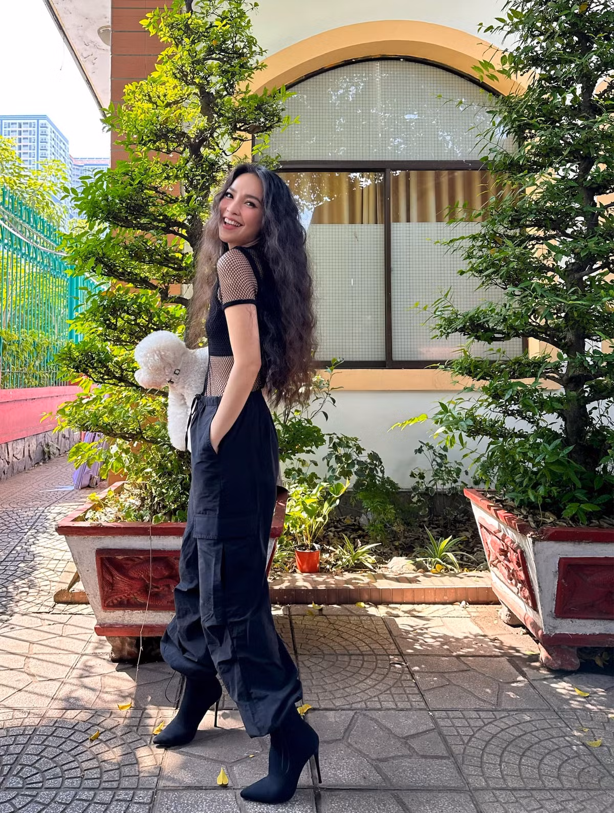 Diện chiếc áo lưới gợi cảm, bà mẹ đơn thân của cô con gái 21 tuổi khoe khéo được vòng eo con kiến đẹp mướt mắt.