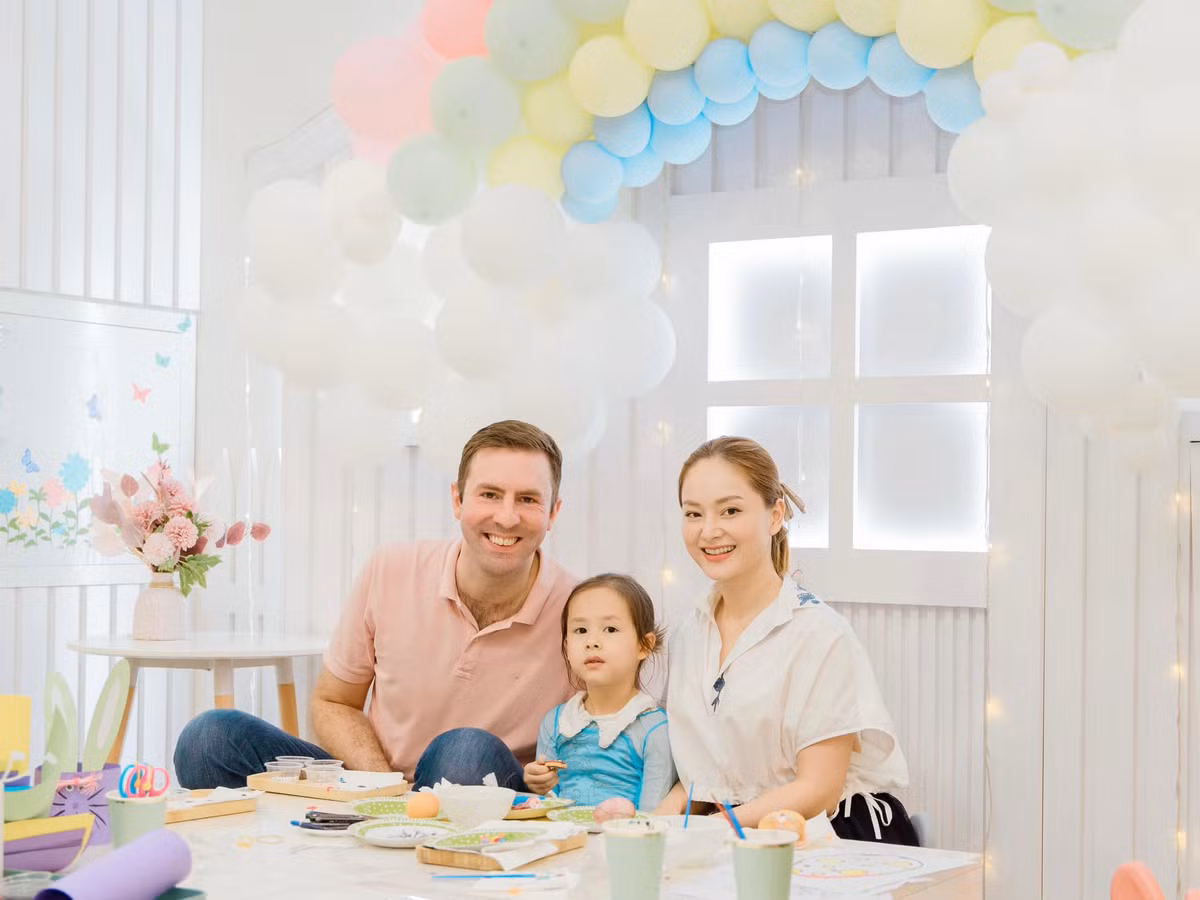 Hình ảnh mới nhất cho thấy, con gái lai Tây của Lan Phương sở hữu vóc dáng cao vượt trội ở tuổi lên 5. Thừa hưởng chiều cao từ bố và gương mặt đẹp từ mẹ, "công chúa nhỏ" của vợ chồng nữ diễn viên càng lớn càng xinh xắn và dễ thương.